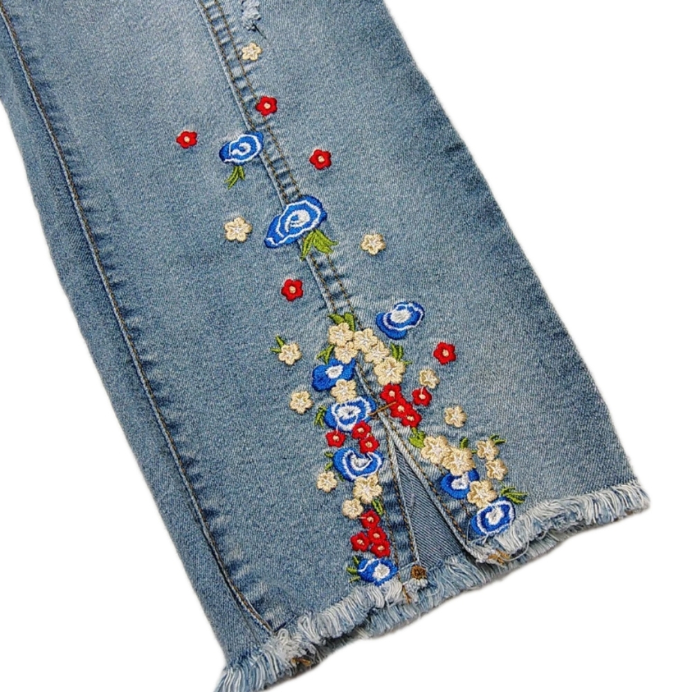 NWT A.Z.I. Embroidered Flower Jeans Light Wash Women's 8 Bohemian Boho Blooming - Picture 2 of 11